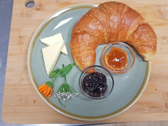 breakfast dezentral schwetzendorf croissant marmelade.jpg